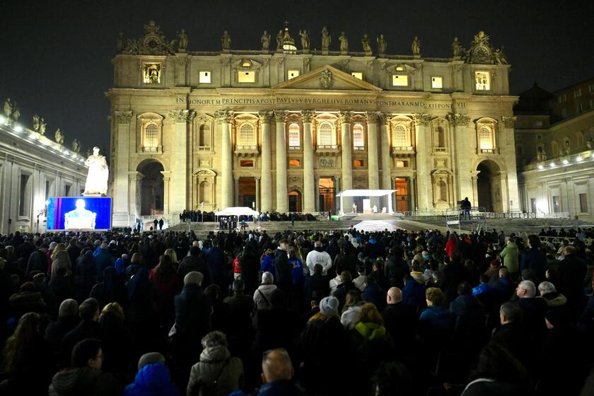 LA CHIESA PREGA PER IL PAPA, IL ROSARIO A PIAZZA SAN PIETRO