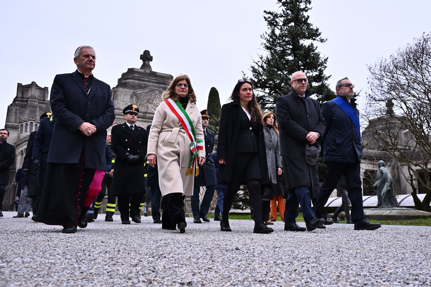 Minuto di silenzio in Consiglio Lombardia per vittime Covid