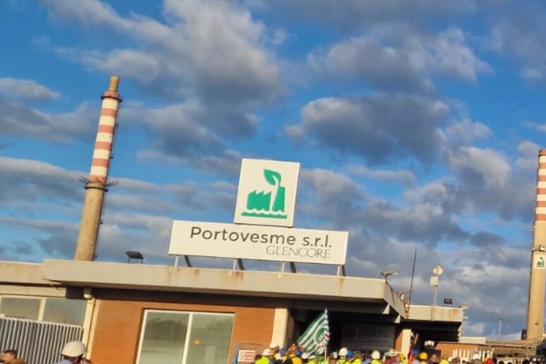 Lavoratori davanti alla Portovesme srl - RIPRODUZIONE RISERVATA