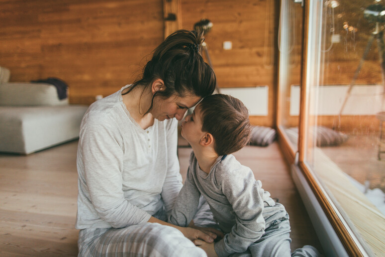 Una madre con il figlio foto iStock. - RIPRODUZIONE RISERVATA