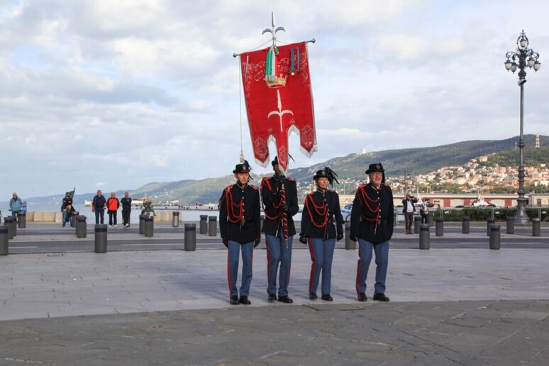 69/o Trieste all 'Italia, alzabandiera solenne in piazza Unità - RIPRODUZIONE RISERVATA