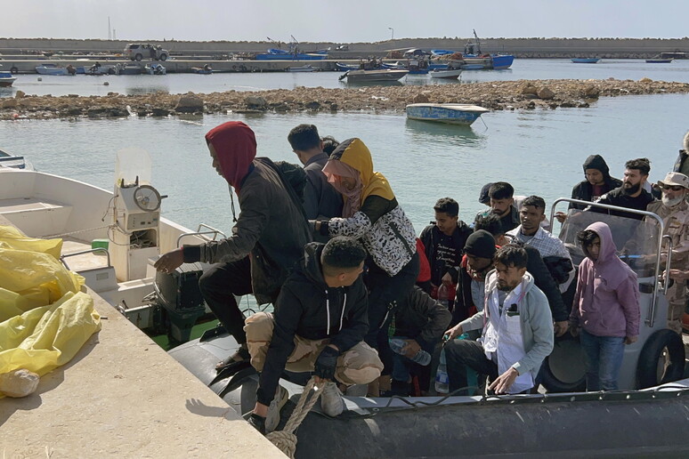 Migranti recuperati in mare dalla Guardia costiera libica dopo un naufragio e riportati in Libia - RIPRODUZIONE RISERVATA