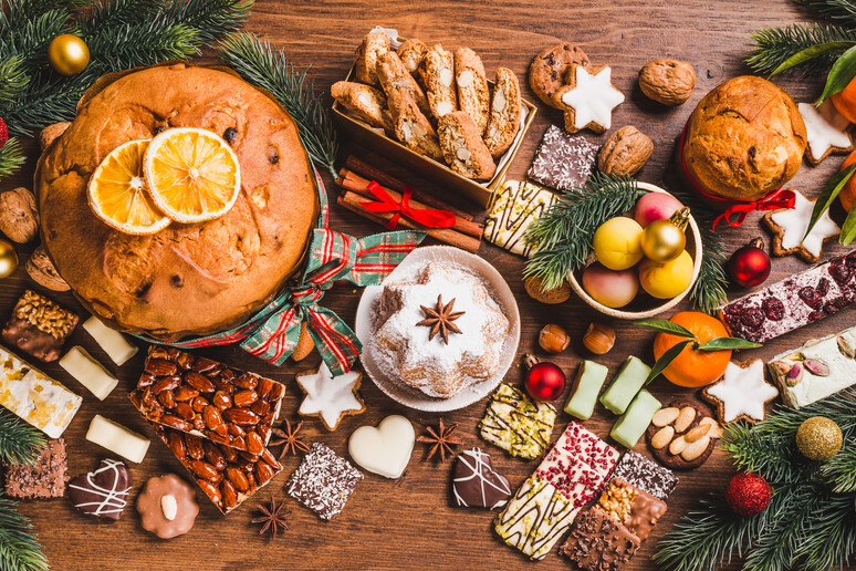 Una tavola imbandita di dolci natalizi foto iStock. -     RIPRODUZIONE RISERVATA