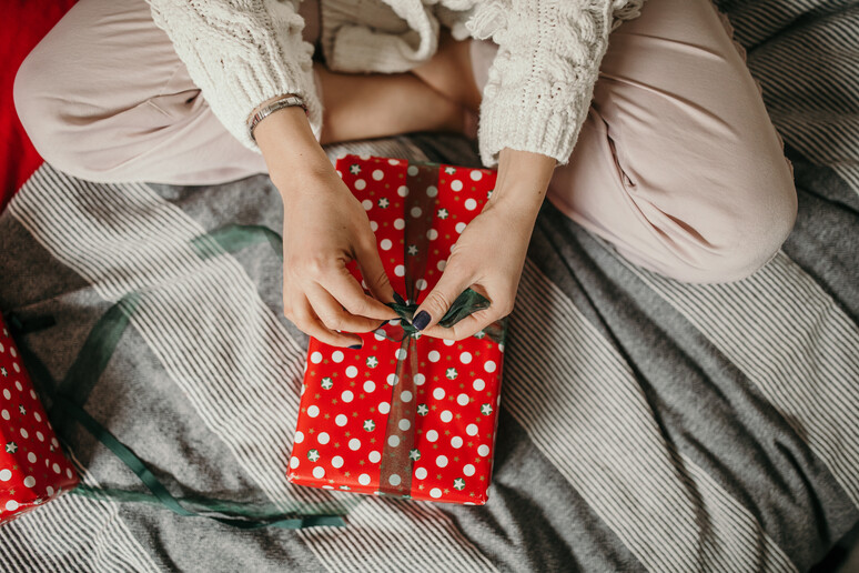 La confezione del pacchetto del regalo di Natale foto iStock. -     RIPRODUZIONE RISERVATA