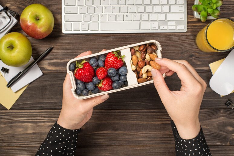 Snack spezza fame foto iStock. - RIPRODUZIONE RISERVATA