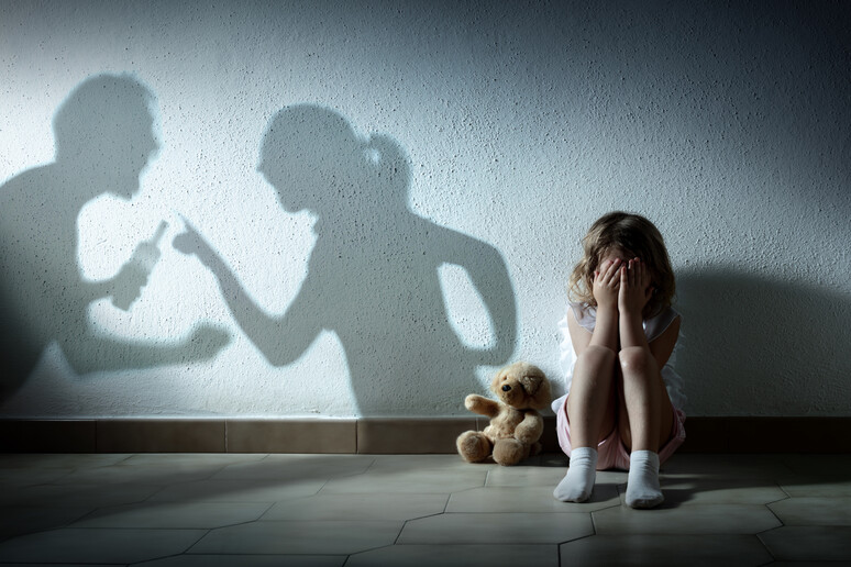 Una bambina piange mentre i genitori litigano foto iStock. - RIPRODUZIONE RISERVATA