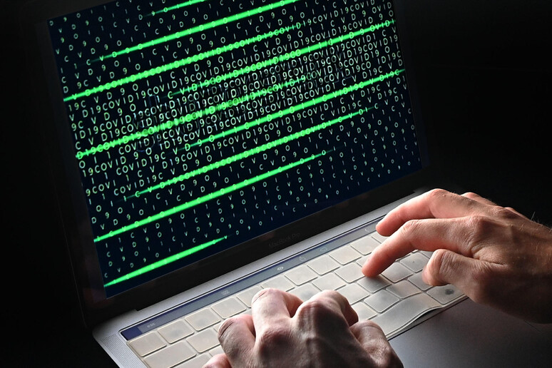 Hacker in azione - RIPRODUZIONE RISERVATA