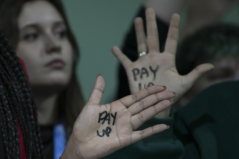 Una protesta a margine della Cop29 di Baku © ANSA/EPA