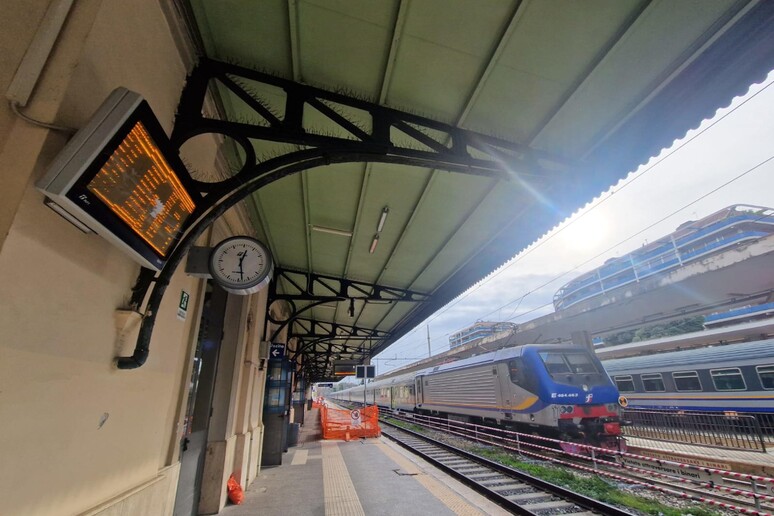 Una stazione (foto d 'archivio) - RIPRODUZIONE RISERVATA