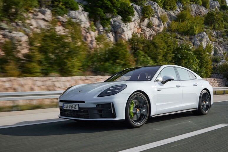 Nuove versioni ibride alla spina per la Porsche Panamera -     RIPRODUZIONE RISERVATA