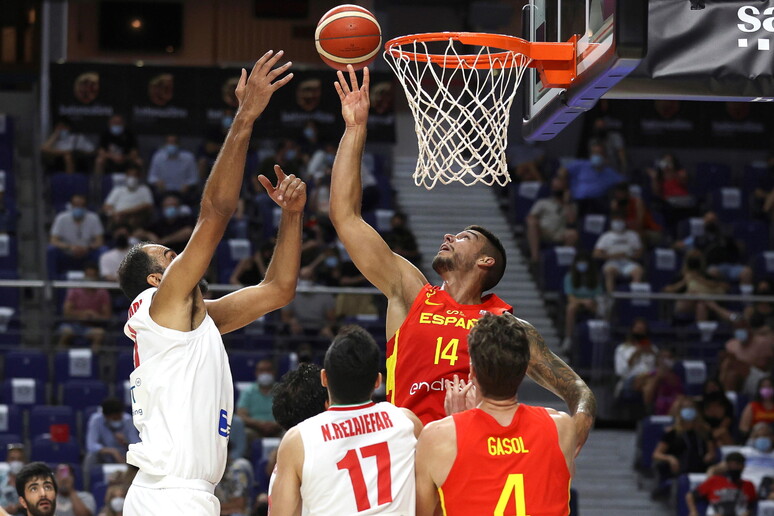 Spain 's Willy Hernangomez (back R) in action against Iran 's Hamed Haddadi (L) - RIPRODUZIONE RISERVATA