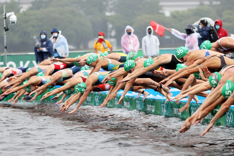 Triathlon Competitors at the start of the Women 's Individual Triathlon race of the Tokyo 2020 Olympi - RIPRODUZIONE RISERVATA