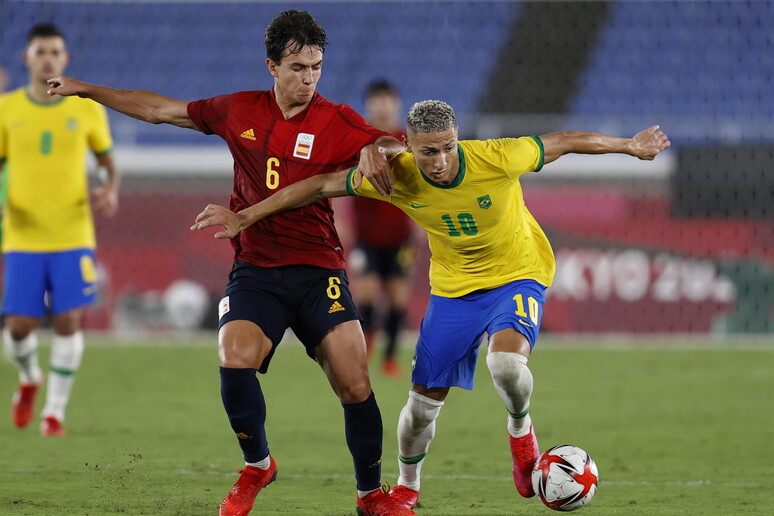 Richarlison (L) of Brazil in action against Marthin Zubimendi (R) of Spain - RIPRODUZIONE RISERVATA