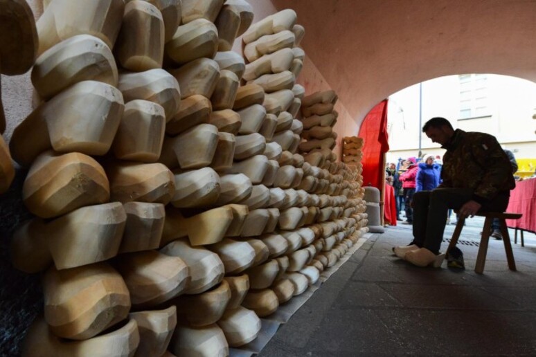 Sant 'Orso ad Aosta, la carica dei 1.000 artigiani - RIPRODUZIONE RISERVATA