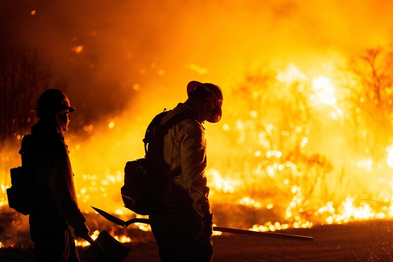 Rogo a nord Los Angeles, evacuata prigione e chiusa autostrada