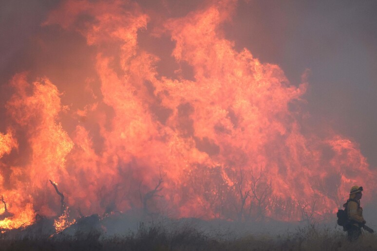 Rogo a nord Los Angeles, evacuata prigione e chiusa autostrada