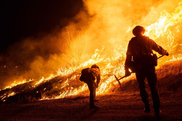 Rogo a nord Los Angeles, evacuata prigione e chiusa autostrada