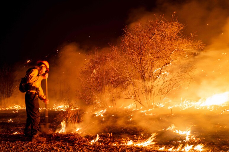 Rogo a nord Los Angeles, evacuata prigione e chiusa autostrada