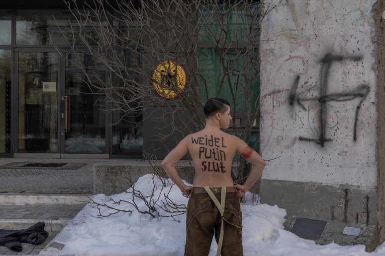 Germania: la protesta di un'attivista di Femen contro l'Afd a Kiev