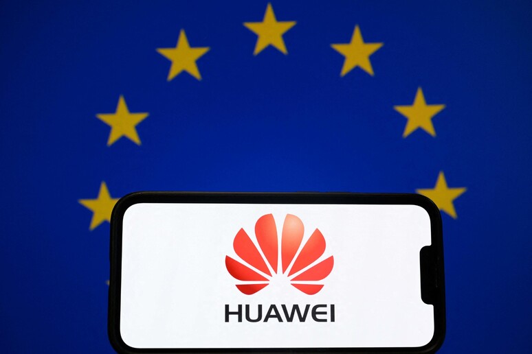 Blitz polizia in Belgio, fermati lobbisti legati a Huawei © ANSA/AFP