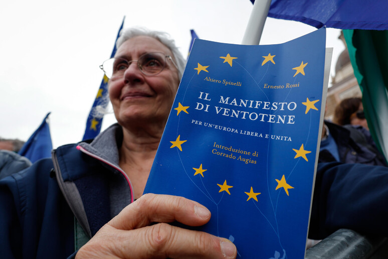 Una donna mostra "Il manifesto di Ventotene" - RIPRODUZIONE RISERVATA