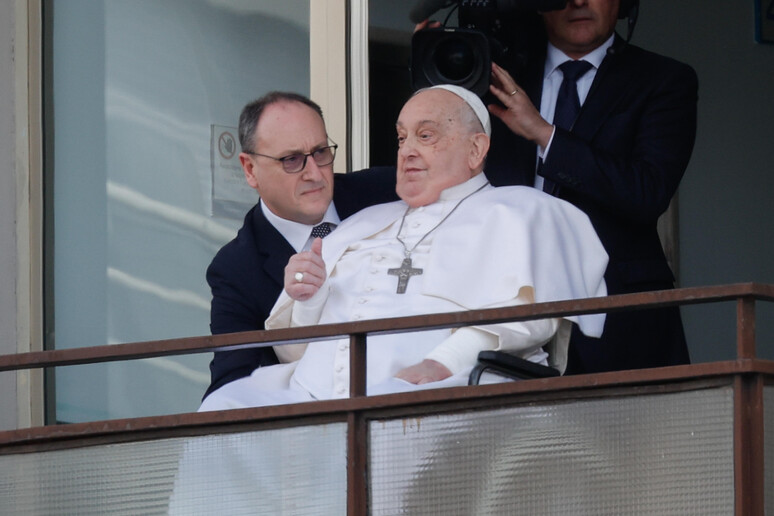 Il Papa si affaccia dal Gemelli